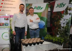 Lars Tolenaars en Johan Koolen van Jiffy. Zij hebben de Proforma Lijmplug, een kwalitatief, stabiel en hoogwaardig systeem voor gevoelige gewassen, om snel wortels te maken en zo sneller door te kunnen selecteren.